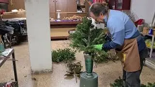 Tutorial composizione invernale con pino e bacche per monumento al cimitero - Fiorista Bandera