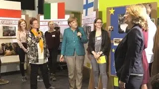 Ein Selfie mit der Kanzlerin: Merkel besucht Berliner Schule