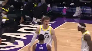 Lauri Markkanen filthy poster dunk on Domantas Sabonis