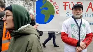 Demonstranten singen in Solidarit&auml;t mit Blockade Letzte Generation Berlin Tauentzienstra&szlig;e