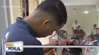 Ele só tem 15 anos e é cabeleireiro profissional