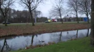 ts 651 helpt ambu die vast zit in de midden berm