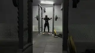 Lift heavy #motivation #liftingmusic #lifting #weightliftingmusic #liftlife #inshorts