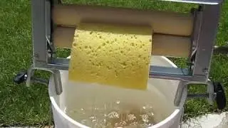 Hand-Crank Clothes Wringer Washer