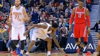 Trevor Ariza loses shoe, Will Barton tosses it away