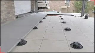 Pose d&rsquo;une terrasse en carrelage sur plots dalles.
