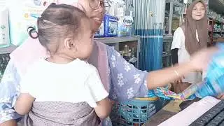 Dikarenakan anak lgi ndk enk badan,jadi hari ini ngasiri+gendong si haura ank pintarrr