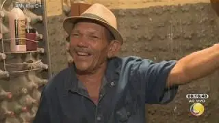 Aposentado constrói casa com garrafas pet