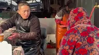 捡破烂老奶奶含泪上门求助，没想到真相曝光老板这举动看哭了百万网友#美食 #记录真实生活