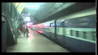 SHF WDP4# 20056 SPEEDING THROUGH KURLA WITH MANDOVI EXPRESS