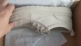 Are Clarks still the kings of comfort? 👑 I unbox the iconic Polden Moc in crisp white canvas.