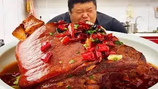 Monkey bought 4 pork elbows and fried them first and then stewed them.