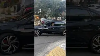 Loira do Jetta gli Acelerando forte