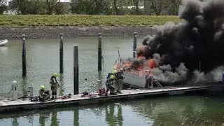 Brand verwoest zeilboot in de haven van Zierikzee 