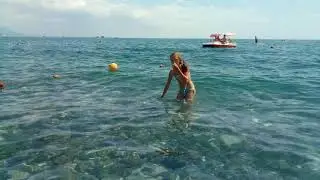 Софья первые попытки плавать, мы на чёрном море