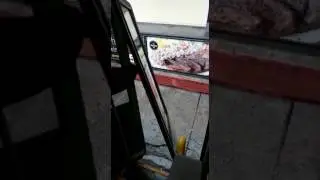 19/06/2017 - Linha 3.60 trafegando com porta pendurada