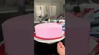 Торт в форме красного и розового сердца