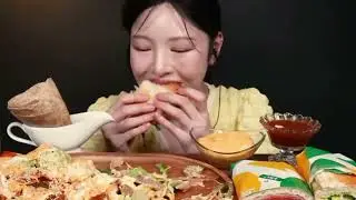 Boki late night dinning table :crispy fried bread and chicken and noodles and burgers 