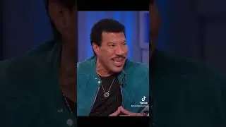 СТИВИ УАНДЕР МОЖЕТ ВИДЕТЬ. Он не слепой.