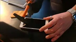#MWC 18 Panzerglass attempt to break a screen protector
