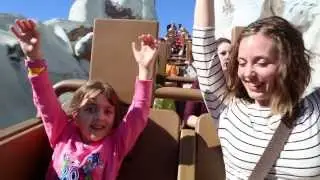 Мой 5-летний сын катается на аттракционе &laquo;Экспедиция на Эверест&raquo; в тематическом парке Disney Anim...