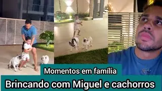 Miguelzinho não desgruda do Lucas Guimarães e eles brincam junto com os cachorros 