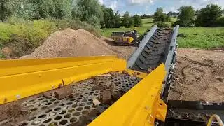 HS3500M tracked screener from Rubble Master being commissioned on a new site