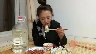 乡村生活好惬意，夜晚一个人坐热乎大炕上吃饺子，再来上几杯小酒【东北小琼】
