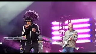 Jamiroquai guitarist Rob Harris strap malfunction Cosmic Girl intro Australia October 2023