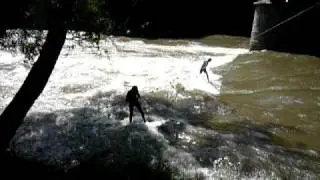 River Surfing pe Mur