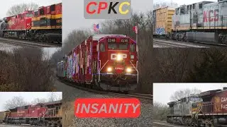 В погоне за поездом CPKC Ho Ho 2025 года вместе с множеством серых призраков, локомотивом CPKC AC...