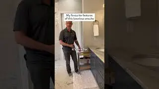 Ремонт ванной комнаты с душевой кабиной без порога и продуманной системой хранения.