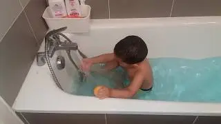 Un bébé prend son bain.