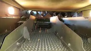 Funcionamento de uma colheitadeira de grão John Deere STS 9750(PLATAFORMA PARA ACOLHER MILHO...)