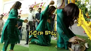 రాశి కొబ్బరికాయ కష్టాలు | Raashi Khanna Struggles To Break Coconut | #Sharwanand33 Pooja Ceremony