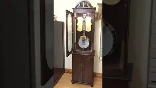 Robot Banjo plays 