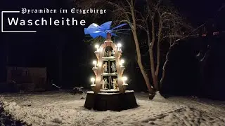 Ortspyramiden im Erzgebirge: Waschleithe. Sehr romantische Weihnachtspyramide mit blauen Flügeln.