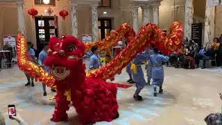 Löwen- und Drachen-Tanz bei „Imlek“, chinesisches Neujahrsfest in Indonesien. Weltmuseum Wien