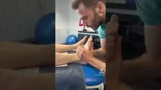 Manipulation cheville #cheville #osteo #sports #asmr