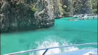 TherealChelasway have fun with is friend in phi phi island Thiland😍