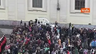 Natale 2025, il giro in Papamobile di Leone XIV in piazza San Pietro