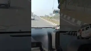पंडित अनमोल मिश्रा जी गाड़ी चलाते हुए
