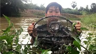 Amazing Electric Fan Guard Fish Trap |  Fishing Man Do Fishing In The River