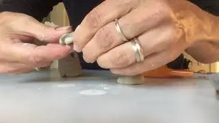 l&aelig;r at modeller en figur i ler/learn to make a figure of clay