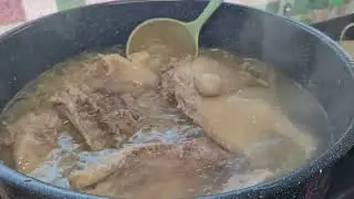 Người Tiền Tay Nau Bun Mang Vit