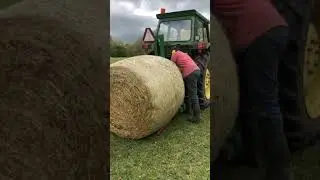 Cashels pick and stack single - John Deere 2030 loading round bale into feeder