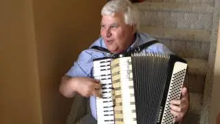 Dennis Mouland sings 