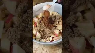 Apple Crumble Muffin Recipe #muffinrecipe #applecrumble #lookatallthatJuice #fallrecipe 