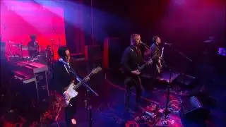 Queens Of The Stone Age - I Sat By The Ocean (Letterman 6-6-13) Subtitulado