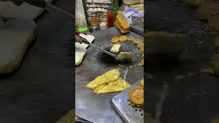 Pakistani street food desi burger #pakistanistreetfood #streetfood #shorts #youtubeshorts